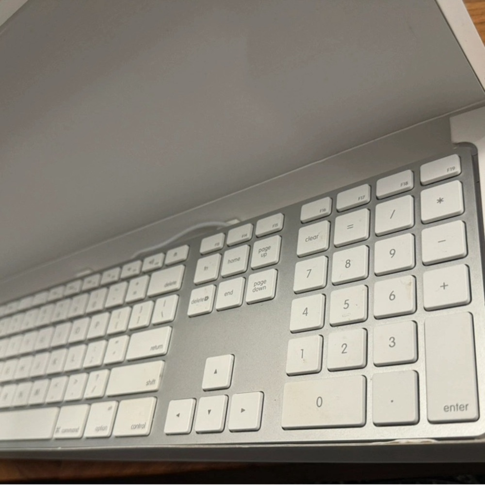 Apple Keyboard with numeric keypad - Picture 2 of 8